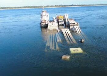 Balsa carregada com postes e caminhão afunda em lago no Pará; VÍDEO