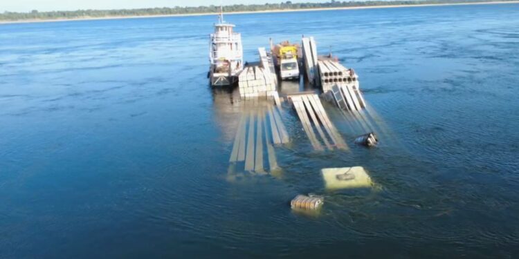 Balsa carregada com postes e caminhão afunda em lago no Pará; VÍDEO