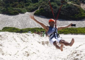 Banhistas aproveitam o Lago da Coca-Cola em Salinas com direito a tirolesa e escorrega | Pará