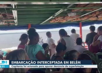 Barco é interceptado após denúncia de superlotação na Baía do Guajará, em Belém