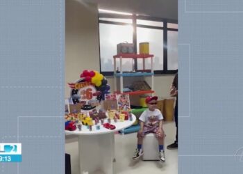 Bolo, balões e fé: à espera de medicação do SUS, menino com leucemia comemora 6 anos no hospital em Belém | Pará