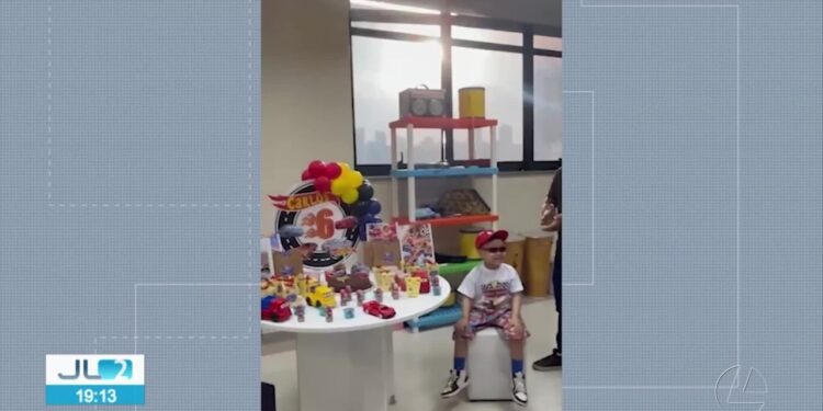 Bolo, balões e fé: à espera de medicação do SUS, menino com leucemia comemora 6 anos no hospital em Belém | Pará