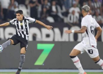 Botafogo pressiona, vê o goleiro do Vitória brilhar e empata sem gols no Engenhão | Esportes