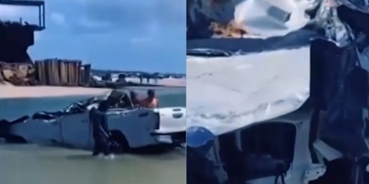 Caminhonete atola em praia e fica destruída ao ser jogada contra pedras por ondas, em praia do Pará