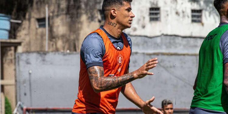 Camutanga vira 'dor de cabeça boa' para António Oliveira e fala do Goiás: 'pontuar de todo jeito' | Remo