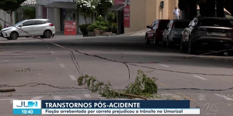 Carreta rompe fiação elétrica e causa transtornos a moradores do Umarizal, em Belém | Pará