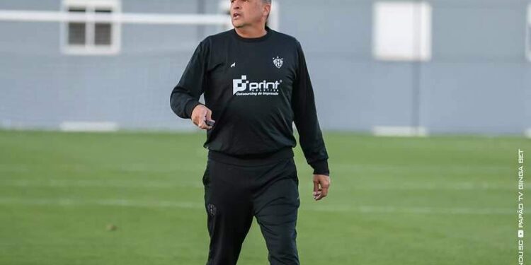 Claudinei Oliveira valoriza empate do Paysandu contra o Amazonas: "Todo mundo correu o dobro" | Paysandu