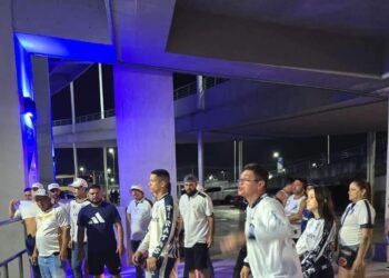 Com gritos e xingamentos, torcida do Remo protesta contra técnico António Oliveira após empate | Remo