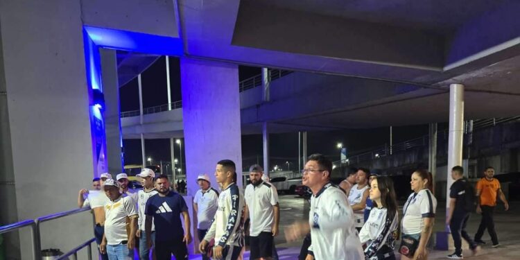 Com gritos e xingamentos, torcida do Remo protesta contra técnico António Oliveira após empate | Remo