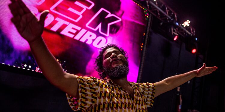 Com set amazônico, DJ paraense faz público 'tremer' em festival na França: 'Uma catarse maravilhosa'