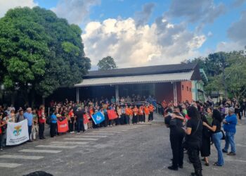 Corpos dos estudantes mortos na BR-153 chegam a velório coletivo na UFPA sob aplausos e homenagens | Pará