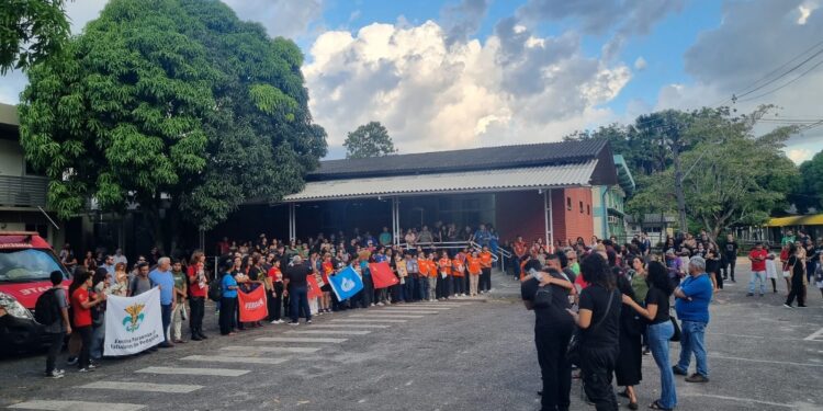 Corpos dos estudantes mortos na BR-153 chegam a velório coletivo na UFPA sob aplausos e homenagens | Pará