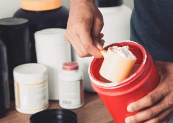 Creatina pode causar queda de cabelo? Veja o que dizem os estudos sobre o suplemento | Saúde