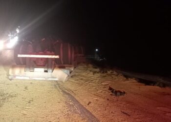 Criança morre e casal fica ferido após caminhão carregado de soja tombar na BR-010, no Pará