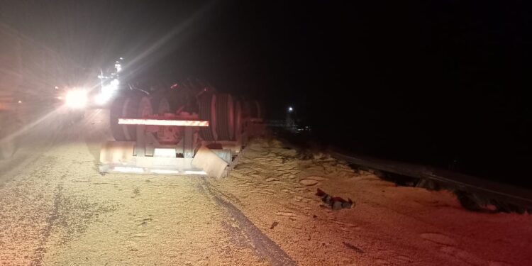 Criança morre e casal fica ferido após caminhão carregado de soja tombar na BR-010, no Pará