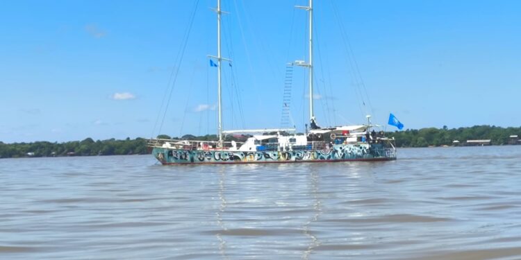 Criminosos armados assaltam veleiro internacional ancorado na orla de Belém