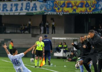 É O LOBO! Longe de Belém, Paysandu goleia Coritiba e vai 'dormir' fora da zona de rebaixamento | Paysandu