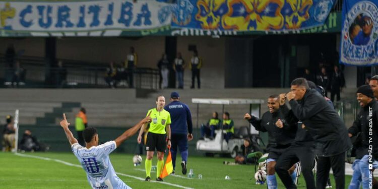 É O LOBO! Longe de Belém, Paysandu goleia Coritiba e vai 'dormir' fora da zona de rebaixamento | Paysandu