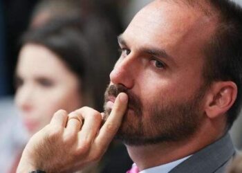 Eduardo Bolsonaro revela se pretende renunciar ao cargo de deputado; licença termina neste domingo | Política