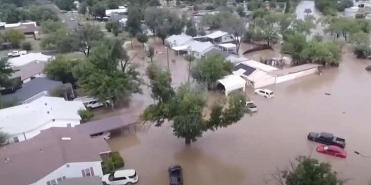 Enchentes no Texas deixam 82 mortos; 27 vítimas eram do acampamento Camp Mystic | Mundo