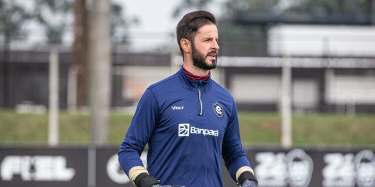 Goleiro do Remo pede atenção com gramado sintético da Arena Condá: 'É diferente e mais ríspido' | Remo