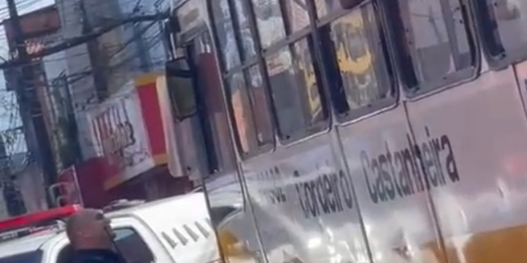 Homem armado faz motorista de ônibus refém e causa pânico entre passageiros no Tapanã, em Belém