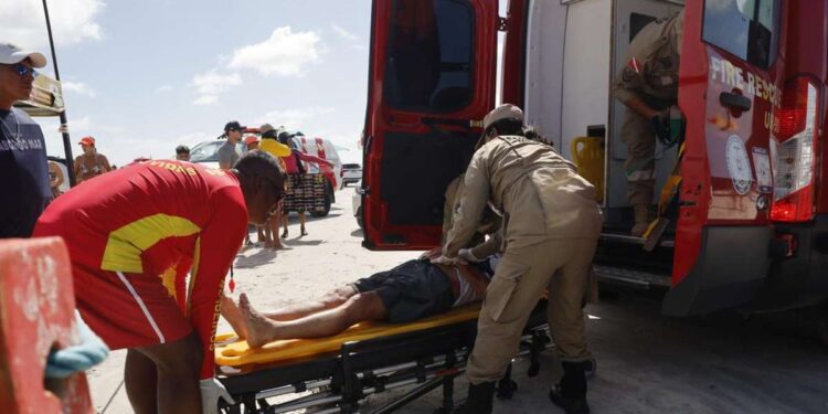 Idoso é atropelado por carro na praia do Atalaia, em Salinas, nesta sexta-feira | Polícia