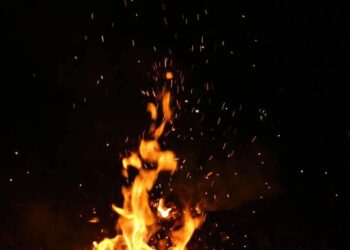 Incêndio destrói casa de madeira em Tailândia; PM prende suspeito | Polícia