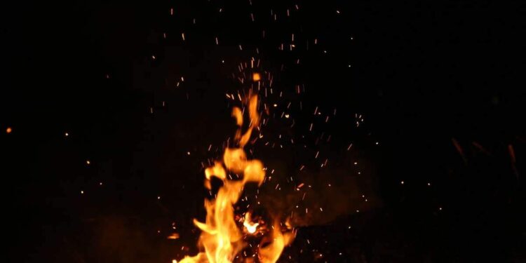 Incêndio destrói casa de madeira em Tailândia; PM prende suspeito | Polícia