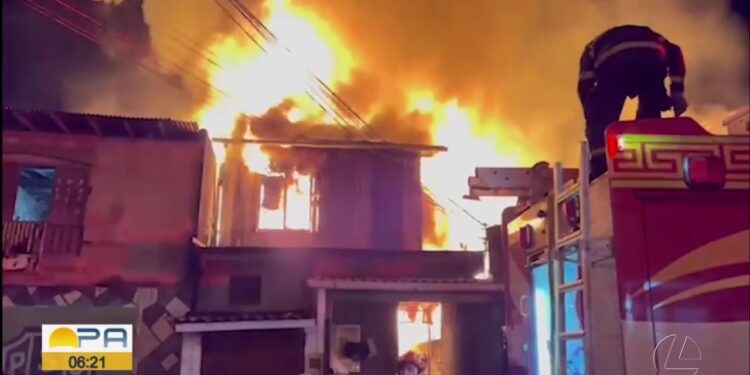 Incêndio destrói residências no bairro Guamá, em Belém; VÍDEO
