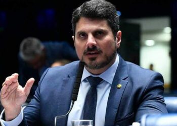 Marcos do Val nega fuga e diz que viajou aos EUA para curtir parque com a filha em recesso | Política