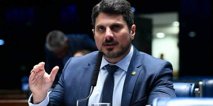 Marcos do Val nega fuga e diz que viajou aos EUA para curtir parque com a filha em recesso | Política