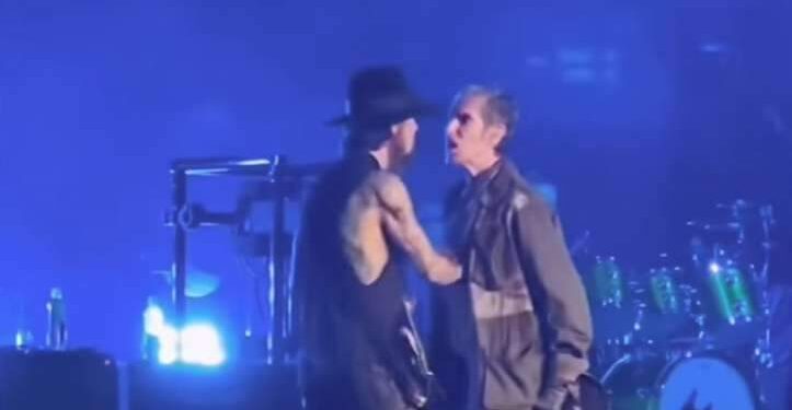 Membros do Jane's Addiction processam Perry Farrell após agressão no palco e pedem U$ 10 mi | Cultura