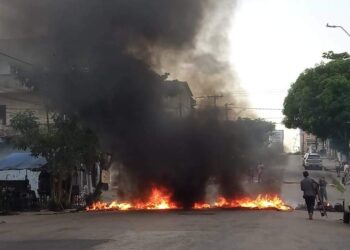 Moradores protestam contra falta de saneamento em rua no bairro do Marco, em Belém | Polícia