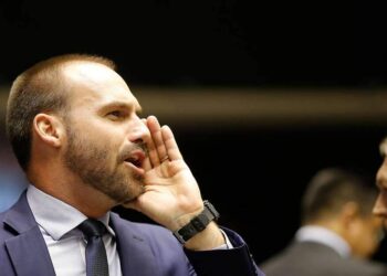 Moraes bloqueia contas de Eduardo Bolsonaro para tentar dificultar ações nos EUA | Política