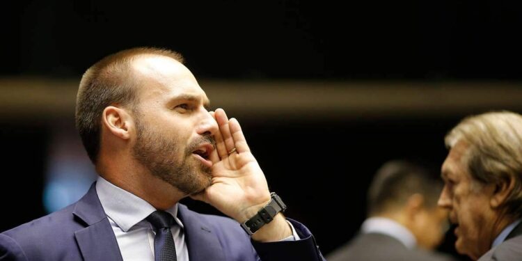 Moraes bloqueia contas de Eduardo Bolsonaro para tentar dificultar ações nos EUA | Política