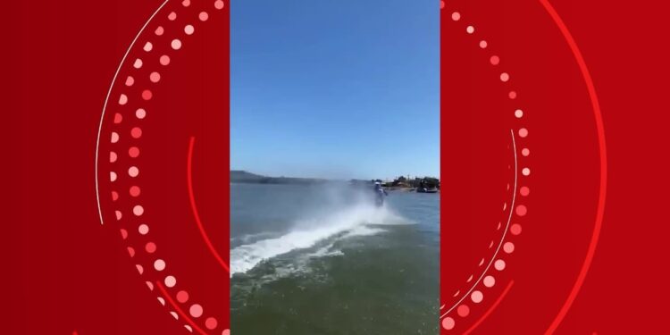 Motoqueiro 'surfa' no Rio Xingu com moto adaptada e viraliza nas redes sociais, no PA