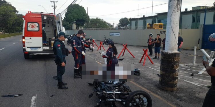 Mulher morre após colidir motocicleta com poste na avenida Pedro Álvares Cabral, em Belém