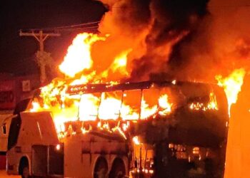 Ônibus pega fogo após pane elétrica em Tucumã, no Pará