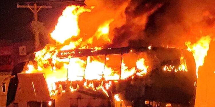 Ônibus pega fogo após pane elétrica em Tucumã, no Pará