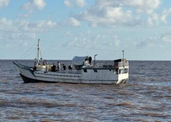 PF e Marinha apreendem embarcação com produtos irregulares do Suriname na fronteira