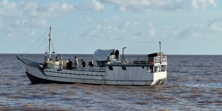 PF e Marinha apreendem embarcação com produtos irregulares do Suriname na fronteira