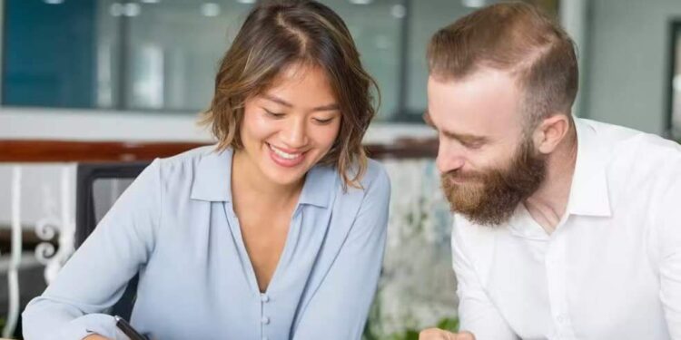 RH pode demitir quando traição é exposta no trabalho? Advogado explica | Variedades