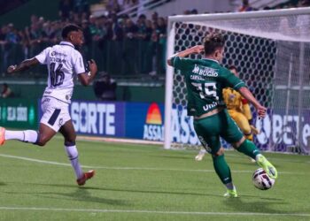 Remo empata com a Chapecoense e volta ao G4 da Série B, com gol de Luan Martins no fim | Remo