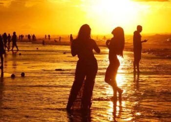 Salinas: após pancada de chuva, pôr do sol encanta banhistas na Praia do Atalaia neste sábado (12) | Pará