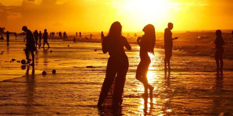 Salinas: após pancada de chuva, pôr do sol encanta banhistas na Praia do Atalaia neste sábado (12) | Pará