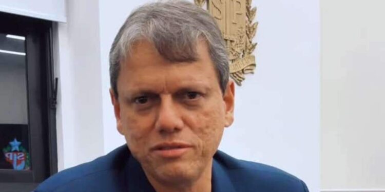 Tarcísio quer negociação paralela com EUA; governador é 'servil', diz Eduardo Bolsonaro | Política