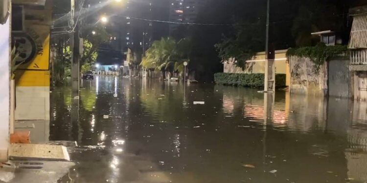 Temporal provoca alagamentos e transtornos em vários pontos de Belém