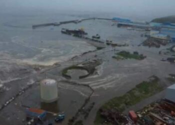 Terremoto de magnitude 8,8 provoca tsunami na Rússia e no Japão; edifícios ficaram submersos | Mundo