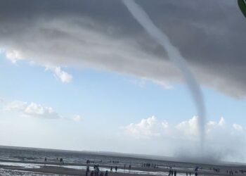 Tromba d’água surpreende banhistas em praia em distrito de Belém